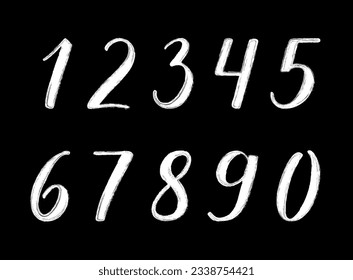 Die Nummern 1, 2, 3, 4, 5, 6, 7, 8, 9, 0, 0 handgeschriebene Schriftzeichen moderner Bürstenkalligrafie. Die Figuren sind schön und sorgfältig von Hand gezeichnet. Weiße Ziffern mit dicken und dünnen Linien auf schwarzem Hintergrund.