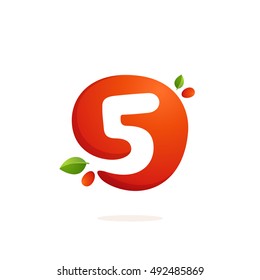 Logotipo número cinco en jugo fresco salpicado con hojas verdes. Elementos vectoriales para aplicación natural, presentación ecológica, tarjetas de visita o carteles de café.