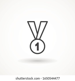 Icono de medalla número uno. Icono de contorno de medalla lineal delgado número uno aislado en fondo blanco. Signo vectorial de línea, símbolo para web y móvil