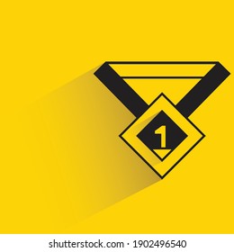 medalla número uno con sombra sobre fondo amarillo
