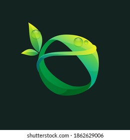 Logotipo ecológico número cero con hojas verdes y rocío. Icono vectorial perfecto para etiquetas agrícolas, emblema de comida ecológica, afiches paisajísticos e identidad de jardín, etc.