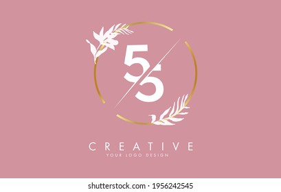 Diseño del logo 55 5 con círculo dorado y hojas blancas en ramas alrededor. Ilustración vectorial con el número 5 para marca personal, empresas, negocios, productos ecológicos o naturales. 