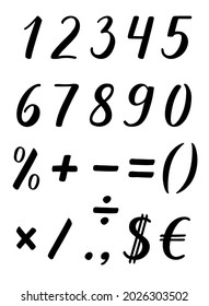 Zahlen und Prozent, plus, minus, gleich, Klammern, Multiplikations- und Trennzeichen, Punkt, Komma, $ und €. Handgeschriebene Schriftzeichen mit moderner Pinselfarbe, Kalligrafie. Schwarze Zahlen sind auf weißem Hintergrund.