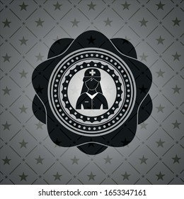 icono de enfermería dentro de una placa oscura