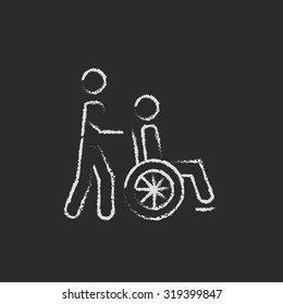 Cuidados de enfermería dibujados con tiza en un icono blanco vectorial de pizarra aislado en un fondo negro. Hombre empujando a una persona en silla de ruedas.