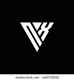 Monograma de la letra del logotipo NX con una plantilla de diseño de forma triangular aislada en fondo negro