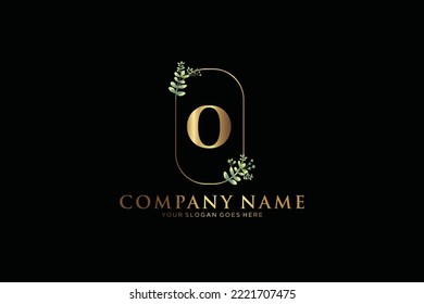 O Logo inicial del vector de belleza, letras doradas florales con hojas de flores y manchas doradas aisladas en fondo blanco. Ilustración vectorial para boda, tarjetas de felicitación, diseño de plantillas de invitaciones