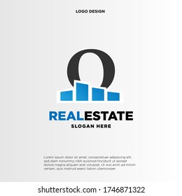 O Concepto de logotipo inicial con vector de plantilla de construcción.