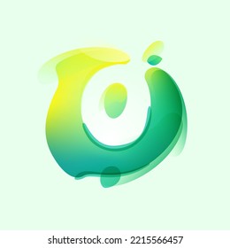 Logotipo de la letra O en la mancha de salpicadura de gradiente ecológico con hoja verde. Icono favorable para el entorno espacial negativo. emblema del efecto de ilusión. Perfecto para el arte agrícola, diseño de reciclaje de residuos, envasado saludable de alimentos