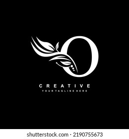 O diseño vectorial de logotipo con decoración de hoja. monograma O, tipografía. logo de plumas. lujoso O. Oh, florece. adecuado para el logotipo de negocios, empresa, producto, boutique, boda, hotel, etc