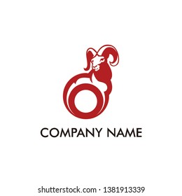 O logo with the shape of a big goat horn, for adventurous sports. vector eps 10