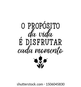 O proposito da vida a disfrutar cada momento. Letra brasileña. Traducción del portugués - El propósito de la vida de disfrutar cada momento.  Caligrafía moderna de cepillos vectoriales. Ilustración de tinta