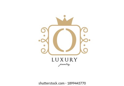 Así es el logo de la letra del alfabeto monograma amarillo simple. Diseño de iconos creativos con corona king para empresas de lujo y negocios 