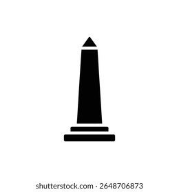 Obelisco com Monumento à Pedra Antiga no Topo da Pirâmide Plana