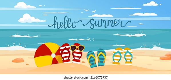 Océano, playa. Flip flops, bola de playa y tubo en la arena. Concepto de vacaciones de verano