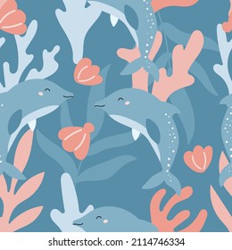 Nahtlose Muster im Ozean mit Delphinen, Muscheln, Algen und Korallen. Handgezeichnete Meerespflanzen. Vektorgrafik.