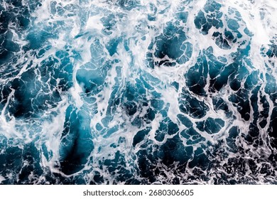 Oberflächenstruktur des Meerwassers. Luftaufnahme von atemberaubendem Wasser mit Schaum. Kann in Covern, Verpackungen, Plakaten, Texturen, Bannern, Kunst- und Designprojekten verwendet werden. Elegante Vektorgrafik.