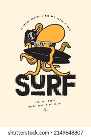 Surf Octopus. Carácter de pulpo sosteniendo tablas de surf y boombox vintage. Caracteres de surf tipografía vintage de verano deportes camiseta de impresión vectorial ilustración vectorial.