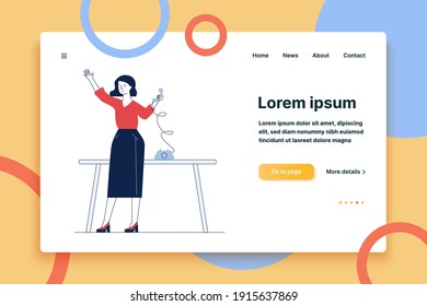 Ayudante de oficina usando teléfono retro. Mujer llamando a alguien para llamar por teléfono sentada en la ilustración plana del vector de escritorio. Comunicación, concepto de oficina para banner, diseño de sitio web o página web de aterrizaje