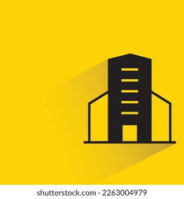 edificio de oficinas con sombra sobre fondo amarillo