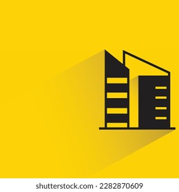 edificio de oficinas con sombra sobre fondo amarillo
