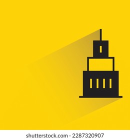 edificio de oficinas con sombra sobre fondo amarillo