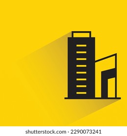 edificio de oficinas con sombra sobre fondo amarillo