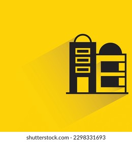 edificio de oficinas con sombra sobre fondo amarillo