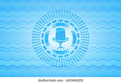 Icono de silla de oficina dentro del fondo del emblema de la ola azul claro.