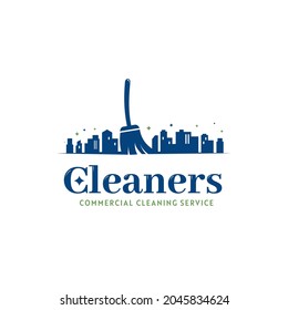 Icono del logo del janitor del servicio de limpieza de edificios comerciales de oficinas y ciudades con silueta de ciudad