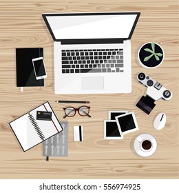 Computadora de escritorio con portátil aislado, cámara, ordenadores portátiles, café, gafas, tarjeta de crédito, fotos. Mesa del fotógrafo. Vista superior. Fondo de madera. Ilustración plana vectorial. La autonomía.