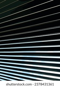 Büroräume. Moderne schwarze Metalldecke, aufhängende Abdeckung. Abstrakte Design-Textur. Vektorhintergrund, Vektorgrafik