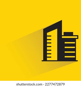 torre de oficina con sombra sobre fondo amarillo