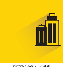 torre de oficina con sombra sobre fondo amarillo