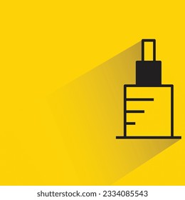 torre de oficina con sombra sobre fondo amarillo