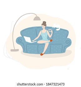 Trabajo de oficina y trabajo remoto, independiente. Mujer joven trabajando en computadora. Ilustración vectorial al estilo de las caricaturas planas.