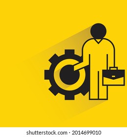 trabajador de oficina e icono de engranaje en fondo amarillo