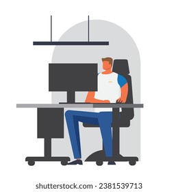 Büroangestellte sitzt an einem Schreibtisch.