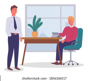 Trabajadores de oficina. Colegas comunicándose. Hombre ejecutivo con traje de oficina hablando con un hombre sentado en la mesa con una tableta digital. Personas de negocios discuten un nuevo proyecto o una nueva empresa que trabaje juntos