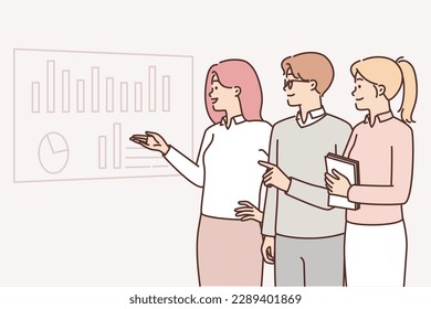 Büroangestellte diskutieren über die Marketingleistung von Unternehmen, die sich mit Unternehmenskarten aussehen. Geschäftsleute studieren Präsentation mit statistischen Daten und Analyse des operativen Wachstums 