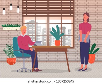 Trabajadores de oficina, hombre sentado en la mesa con tableta digital, mujer joven con portátil parado cerca del jefe, colegas comunicándose, interior elegante con ventana, gente discutiendo, empleados