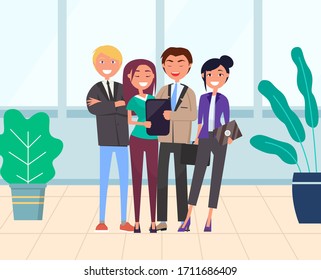 Trabajadores de oficina vectorial, hombre y mujer con tableta e información. Empresario con ropa formal sonriente, trabajo en equipo estilo de conferencia plana