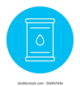 Icono de línea de barril de petróleo para web, móviles e infografías. Icono de blanco vector en el círculo azul claro aislado en fondo blanco.