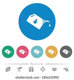 Aceite con aceite suelta iconos blancos planos sobre fondo de color redondo. 6 iconos de bonificación incluidos.