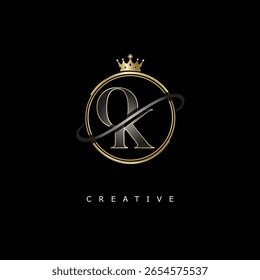Diseño de lujo del logotipo del monograma con la corona dorada en fondo negro