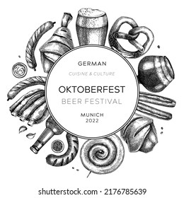 Fondo del Oktoberfest. El diseño de la carta de comida y bebida alemana. Esbozos de carnes. Wreath de época de la cocina alemana. Popular festival de cerveza esbozó una ilustración. Marco de la fiesta Oktoberfest en blanco y negro