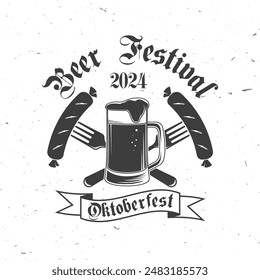 Oktoberfest, logo del festival de la cerveza o diseño de insignia. Vector. Insignias del festival de octubre con taza de cerveza y salchicha frita, a la parrilla, pinchada en un tenedor.