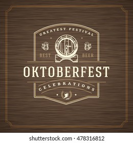 Tarjeta de felicitación Oktoberfest o Volante sobre fondo texturizado. Celebración del festival de cerveza. Ilustración del vector catalizador de Oktoberfest o logotipo retro.