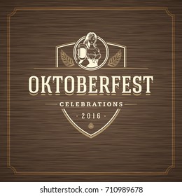 Cartão de saudação Oktoberfest ou Panfleto sobre fundo texturizado. Celebração do festival da cerveja. Ilustração do crachá Oktoberfest ou do vetor retro do logotipo.