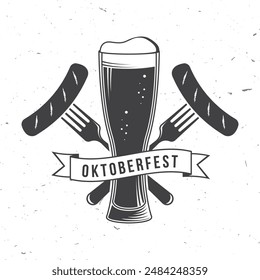 Oktoberfest Logo oder Badge Design. Vektorgrafik. Bierkrug mit Bratwurst, gegrillt, gespießt auf einer Gabel.